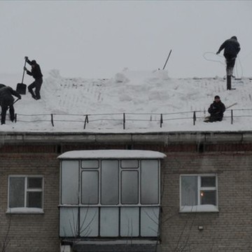Очистка крыши пятиэтажного жилого дома специалистами нашей компании от снега. ул.Советская д.158.