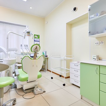 Центр имплантации и стоматологии ИНТАН на проспекте Луначарского фото 1