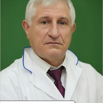 Олег Равильевич Бахтияров - кандидат медицинских наук, опытнейший пластический хирург.