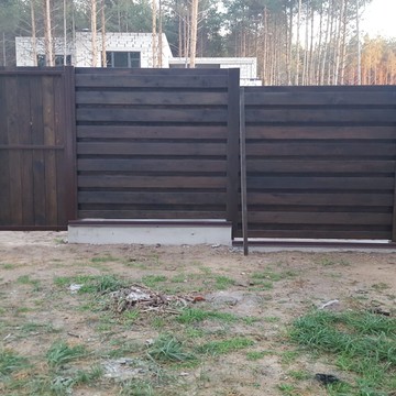 Забор из штакетника лиственницы на бетонном ленточном фундаменте с автоматическими распашными воротами
