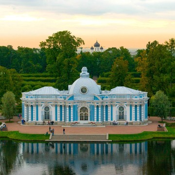 Царское Село – музей-заповедник с великолепным Екатерининским дворцом. Здесь можно увидеть шедевры архитектуры, включая Янтарную комнату, и прогуляться по живописному Екатерининскому парку, наслаждаясь атмосферой императорской России.
