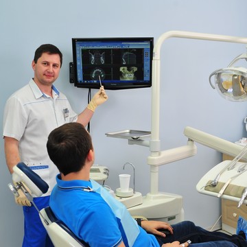 Врач стоматолог- ортопед Кригер Максим викторович проводит консультацию с использованием компьютерной 3D томографии
