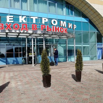 Вход на рынок со стороны автостоянки. 