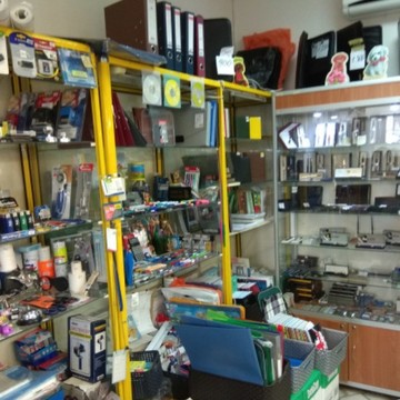 Внутри магазина большой ассортимент канцелярских товаров.