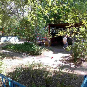 На прогулке в "Жемчужинке" Пыльно и скучно.
