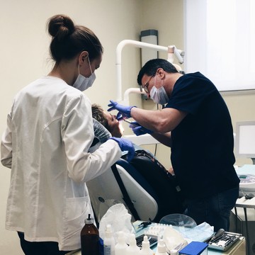 Эргономия в стоматологии - работа "в четыре руки" - один врач + один ассистент