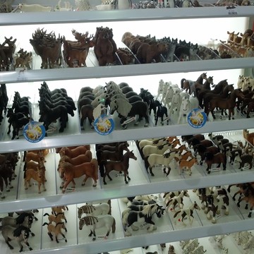 Фирменный магазин игрушек SCHLEICH фото 2