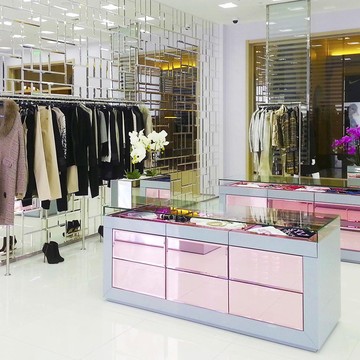 Вся торговая мебель и отделка для брендового магазина Blumarine в аутлет-центре «Fashion House».