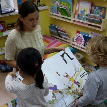 Английский детский сад English Brain Kindergarten. Младшая группа. Учимся читать по британской методике Jolly Phonics