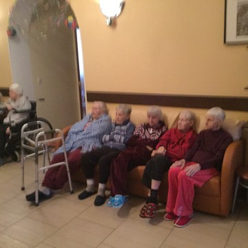 Все бабушки в пансионате Близкие люди очень рады, когда в дом престарелых приезжают артисты