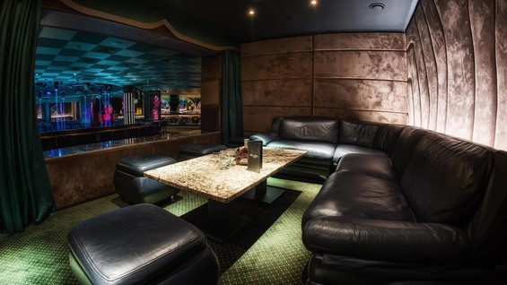 Көлік жүргізу кезінде иіссу Порно әйелі қара еркектің есегін жалайды