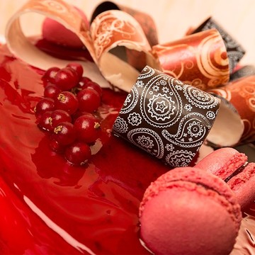 Яркий торт на заказ, украшенный французским печеньем macarons, настоящими ягодами и роскошным принтованным бантом из шоколадной глазури, станет украшением стола и главным событием любого праздника.