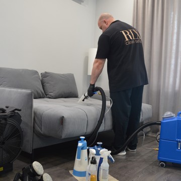 RIX clean sofas Выездная химчистка мебели фото 2