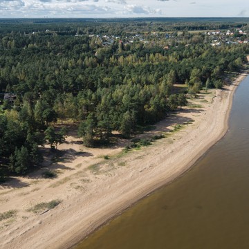 Компания KASUGAI Development предлагает Вашему вниманию уникальный земельный участок на живописном южном побережье Финского залива, в легендарном посёлке Лебяжье.
