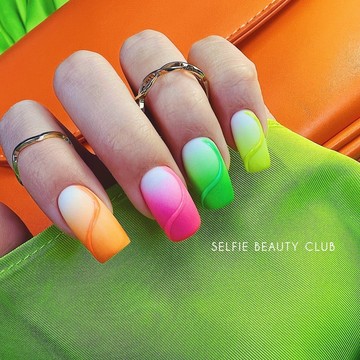 Центр красоты Selfie Nail &amp; Beauty Club на улице Земляной Вал фото 2