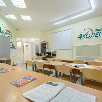 Автошкола 4 Колеса на метро Озерки фото 1