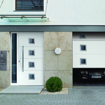 Элитная входная дверь с боковым элементом и гаражные ворота Hormann серии Desigh. Идеальное сочетание и непревзойденное качество немецкого производителя Hormann.