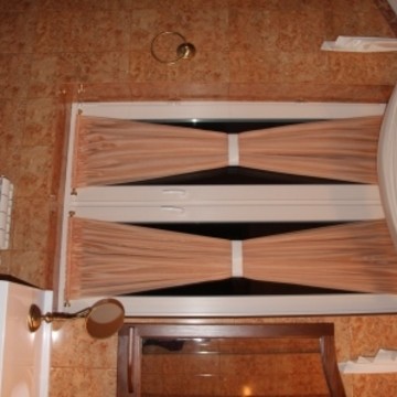 Оформление окна шторами "кафэ"