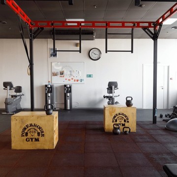 Фитнес-центр Powerhouse gym на улице Серафимы Дерябиной фото 2