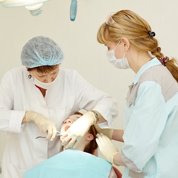 Стоматолог-хирург за работой