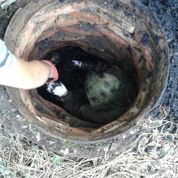 Ручная чистка канализационных колодцев.