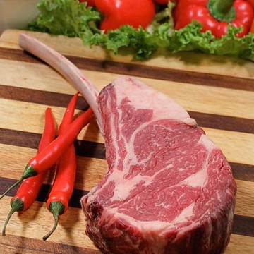 Стейк "Томагавк" из мраморной говядины - настоящий восторг для гурманов-мясоедов. Производится и бычков породы Black Angus, имеет повышенное содержание мелких жировых прослоек. Цена: 1360 руб/кг.