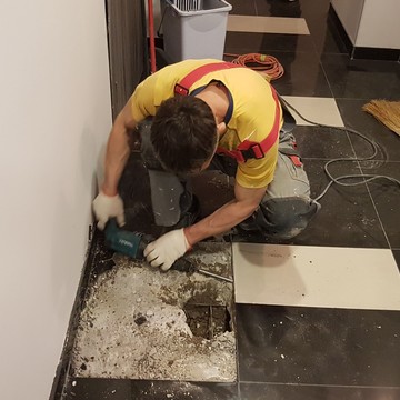 Обнаружение утечки воды в трубопроводе водоснабжения, проходящем в стяжке пола офисного помещения.