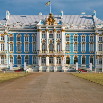 Царское Село – это ансамбль дворцов и парков, где блистает Екатерининский дворец. Знаменитая Янтарная комната и изысканные интерьеры делают его представление обязательным к посещению для всех любителей истории и искусства.