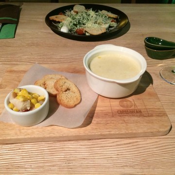 Крем-суп с треской и лососем, салат Цезарь с овощами 