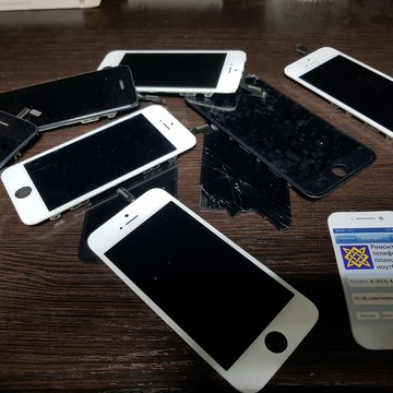 Старые дисплеи от iPhone после замены в конце рабочего дня