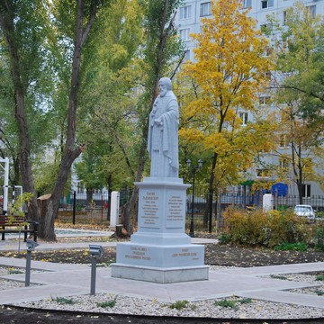 На территории колледжа установлен памятник Сергию Радонежскому. На территории находится новая спортивная площадка, скамьи, цветники, многолетние ели и каштаны. Территория облагорожена и хорошо ухожена. Гулять по ней - одно удовольствие!