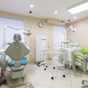 Центр имплантации и стоматологии ИНТАН на Комендантском проспекте, 42 к 1 фото 1