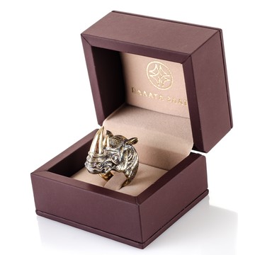 Эксклюзивный мужской перстень Носорог из золота 750 пробы с черными бриллиантами и родированием поверхности