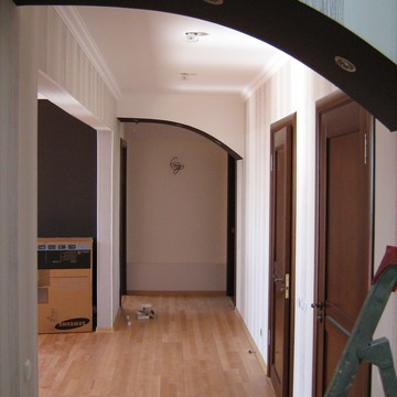 Внутренняя отделка в коридоре трехкомнатной квартиры