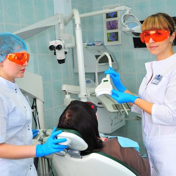 Врач Окунь Елена Александровна проводит подготовку прибора для проведения процедуры отбеливания зубов