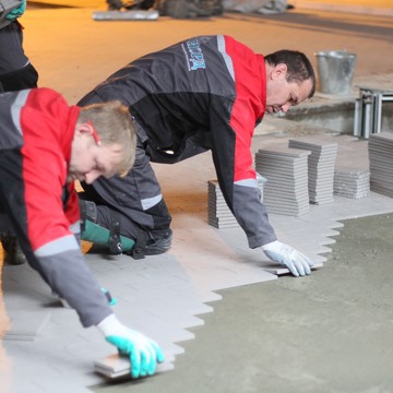 Раскладка плитки в процессе виброукладки керамогранитной плитки. Автосалон BMW Санкт-Петербург. 