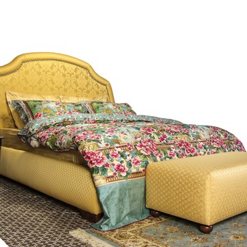 Прекрасный вариант кровати для классического интерьера. Обивка - жакард производства Италии с отделкой декоративными шнурами