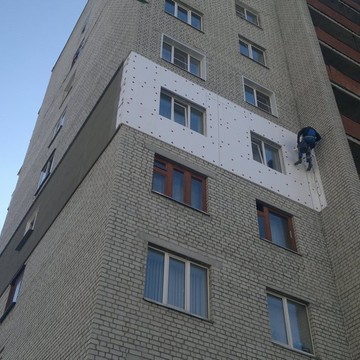 Наружное утепление стен квартиры по ул.Рылеева д.100а специалистом нашей компании.