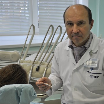 lдиректор, к.м.н., врач-стоматолог-ортопед Валеев Ильдар Вакилевич
