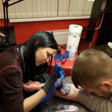 Рабочий процес ученика по художественой татуировке.Экзамен на моделе
