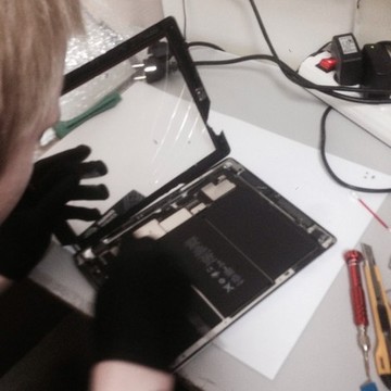 Мастер Parnas Service меняет тачскрин iPad