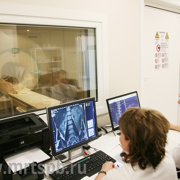 Пультовая комната. Подготовку и проведение обследования осуществляет МРТ-оператор. Врач-рентгенолог контролирует процесс и при необходимости вносит в него корректировки.