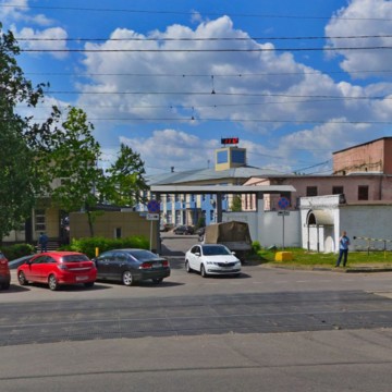 Въезд на склад ООО "Все краски" через проходную комбината Лира (двухэтажное желтое здание с зеленой крышей).