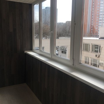 Современный Балкон - Пластиковое остекление лоджии, утепление и отделка стен ламинатом.