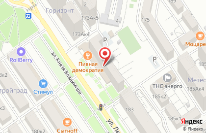 Многопрофильная компания Мужчина в доме на карте