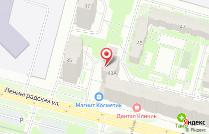 Магазин у дома Бристоль на улице Ленинградской на карте