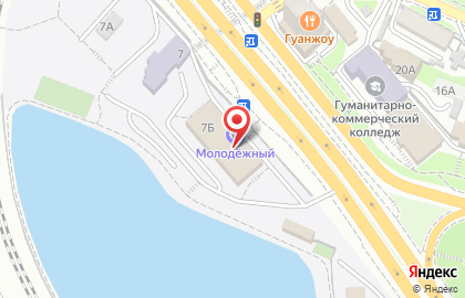 Спортивный комплекс Молодёжный на проспекте 100-летия Владивостока на карте